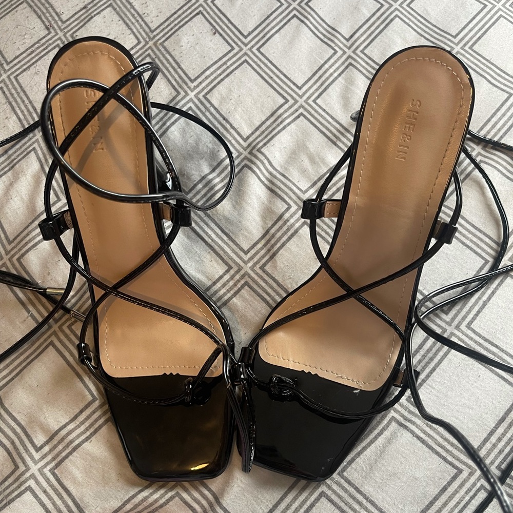 All black tie leg thong heels